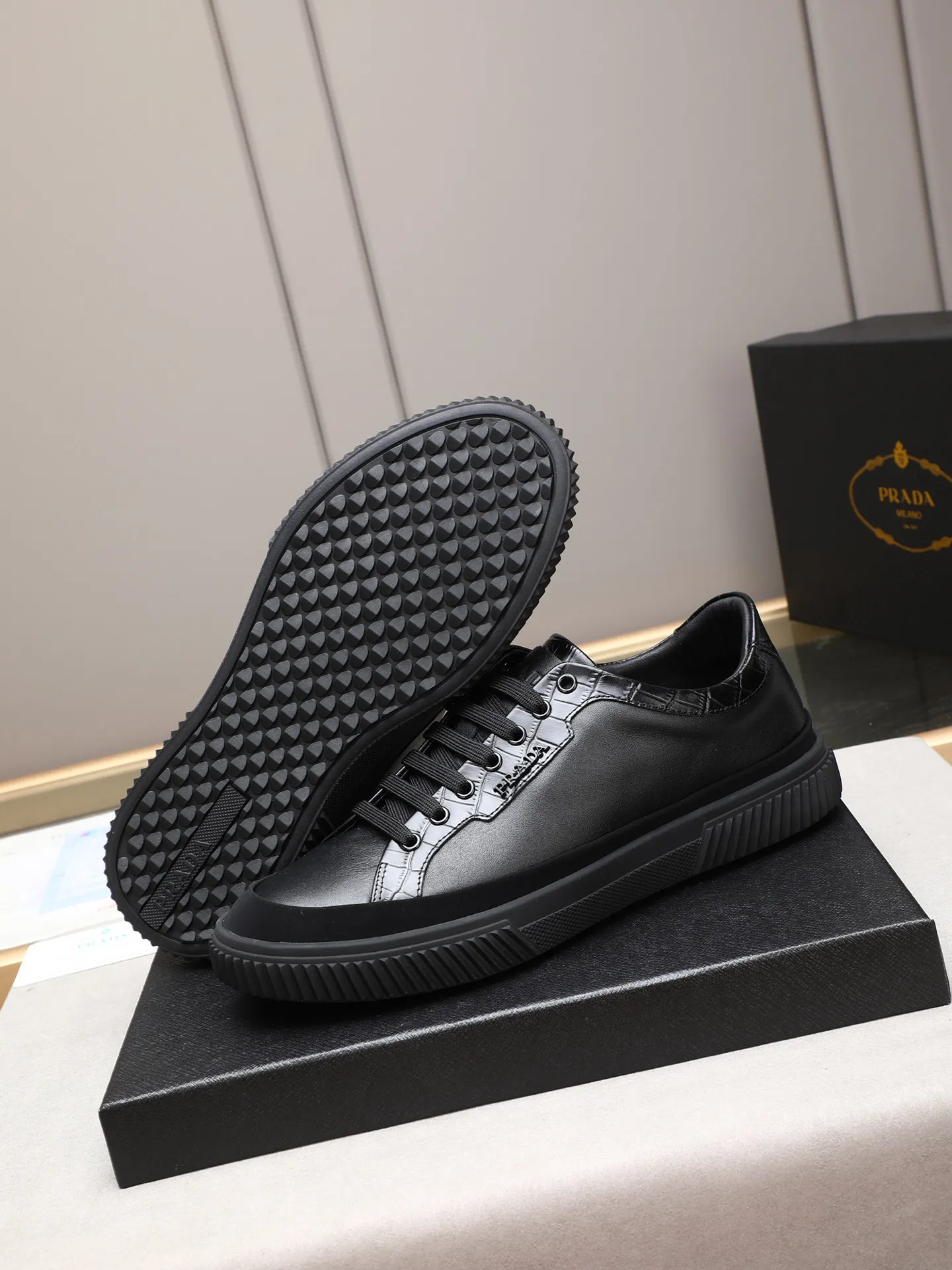 Men's shoes💰420💰 Brand: PRADA (Prada) Standard code: Men's code 38–44 (45 can be customized) Material: Original cowhide, breathable sheep lining Special outsole Style category: Men's fashionable casual sneakers Low-key luxury! Color: actual picture color